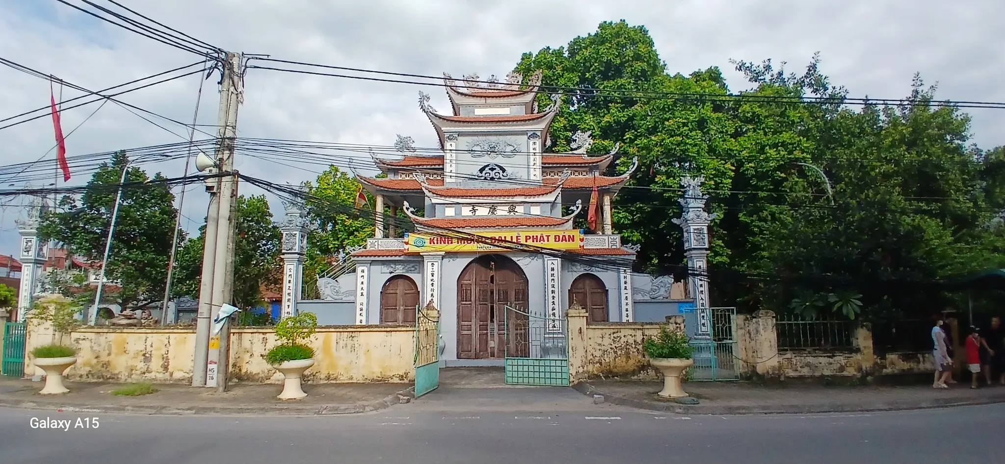 Cổng chùa Quảng Bị nhìn từ xa