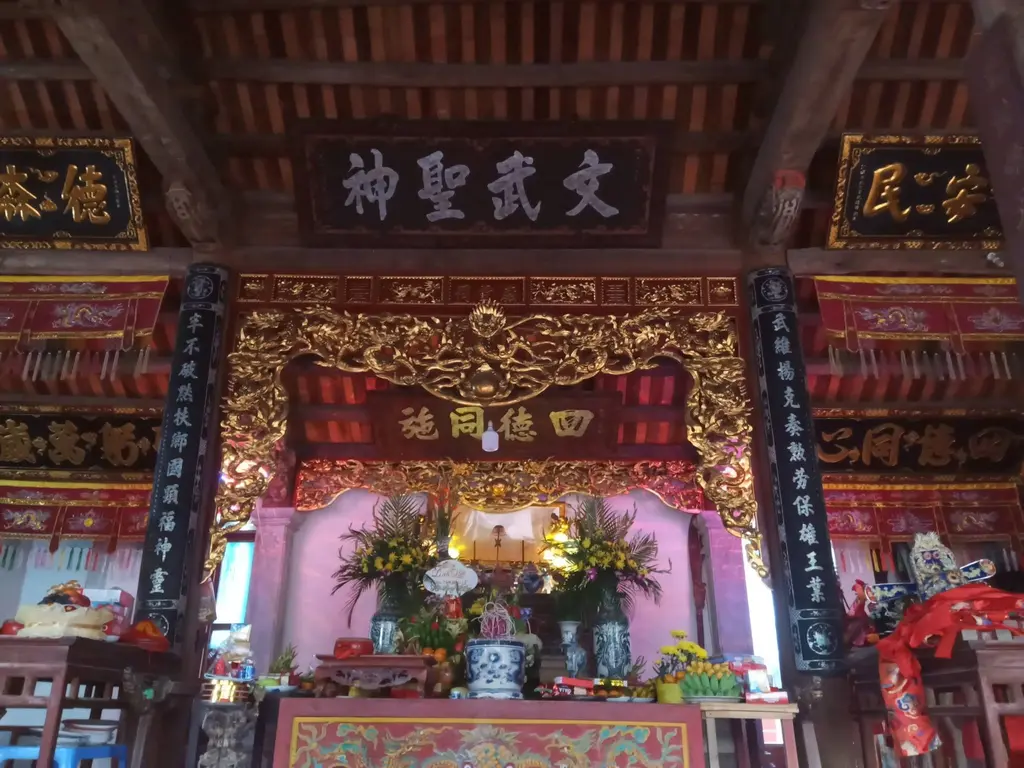Không gian cảnh quan bên trong Đình Võ Lao (đình Hạ)