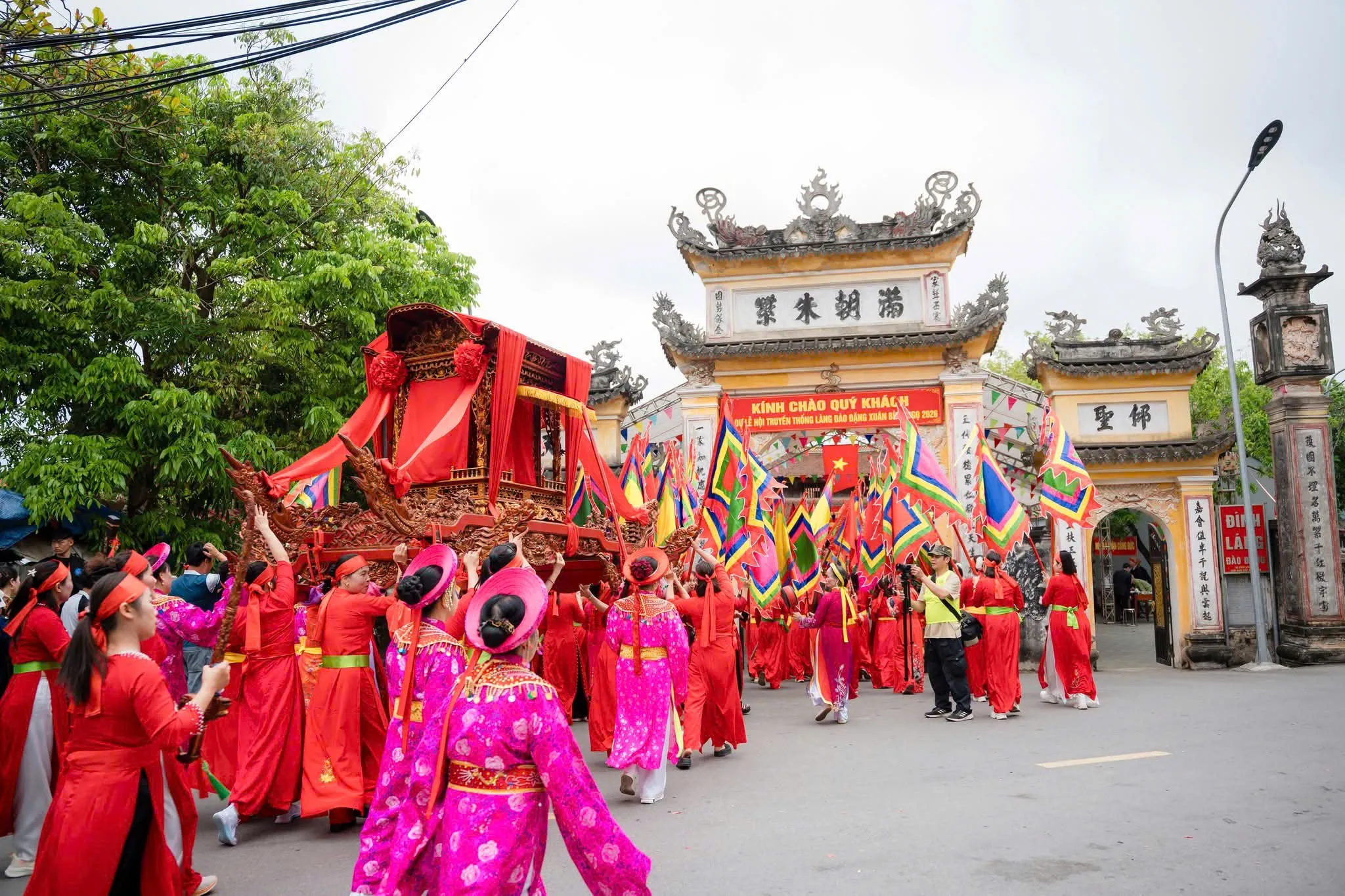 Quang cảnh đoàn rước tại Lễ hội làng Đào Đặng