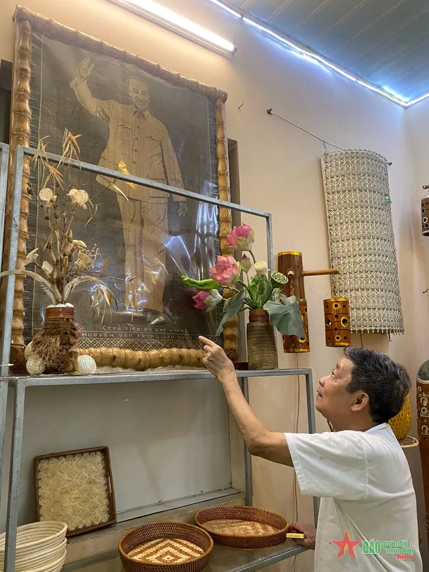Nghệ nhân Nguyễn Văn Trung tự hào khi giới thiệu bức chân dung Bác Hồ.