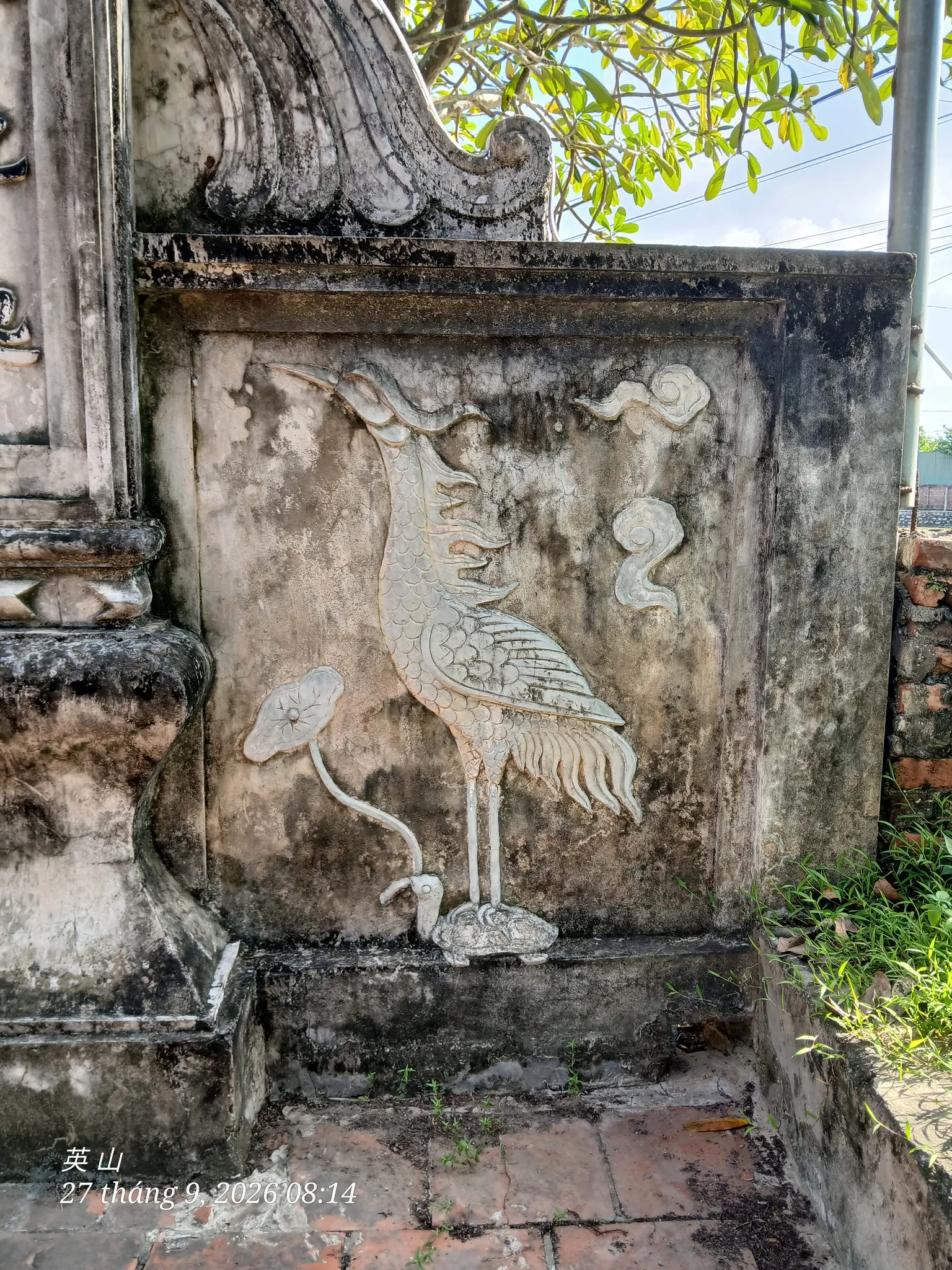 Phù điêu rùa cõng hạc trên tường cổng đình Long Châu Miếu
