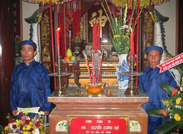 Ban thờ bên trong Đình Vạn Phước