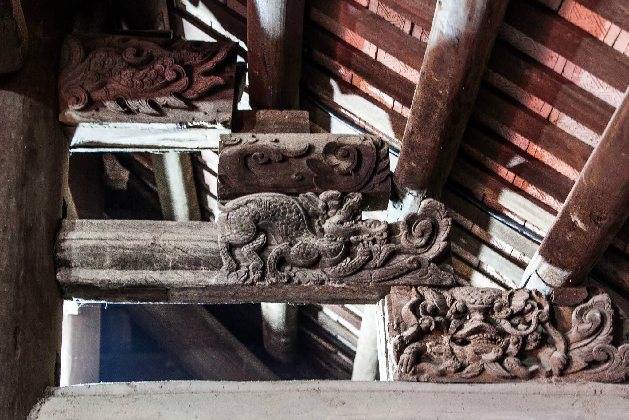 Điêu khắc gỗ trong đình Tường Phiêu