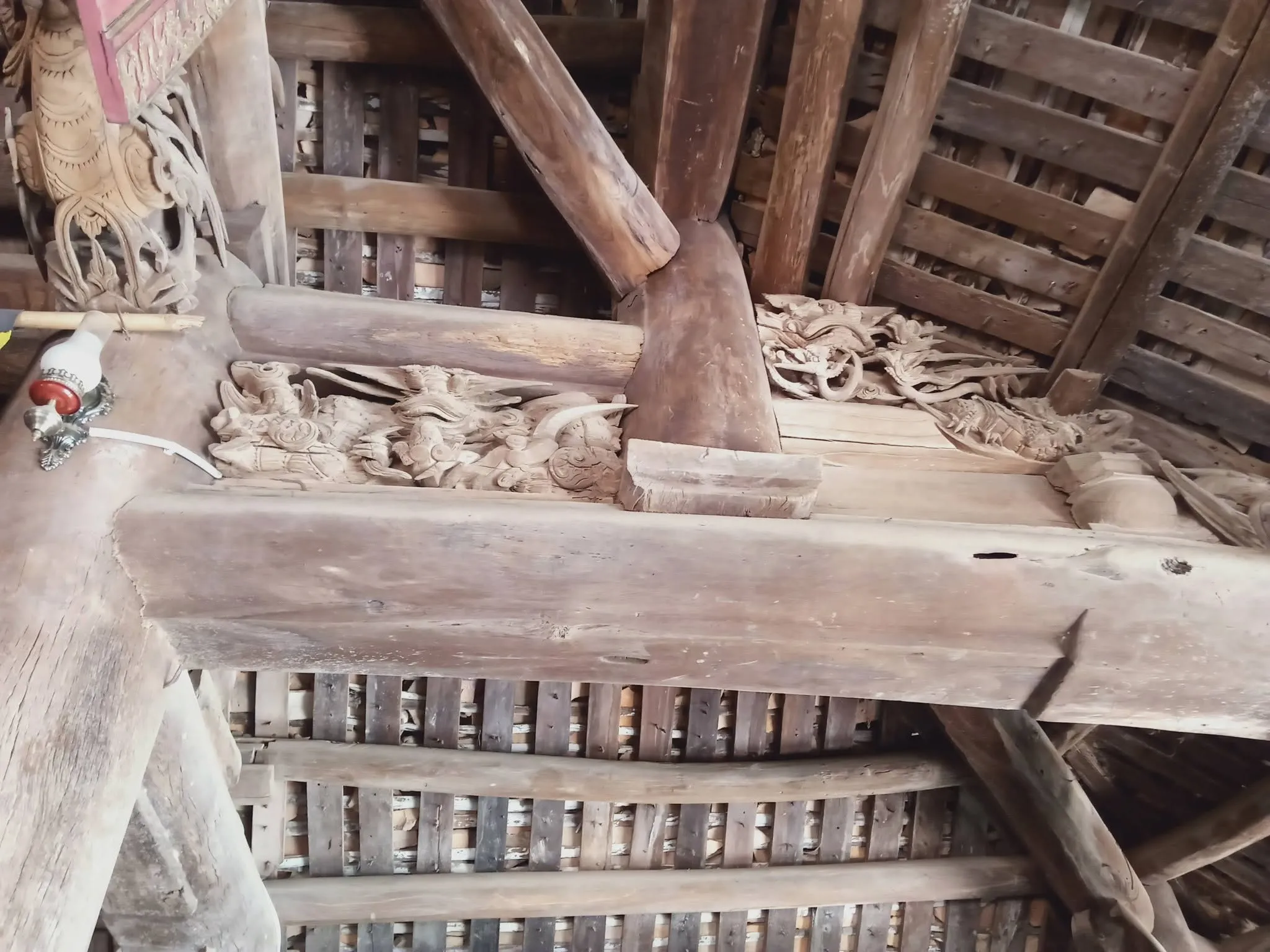 Kiến trúc gỗ trên nóc đình Hữu Bằng