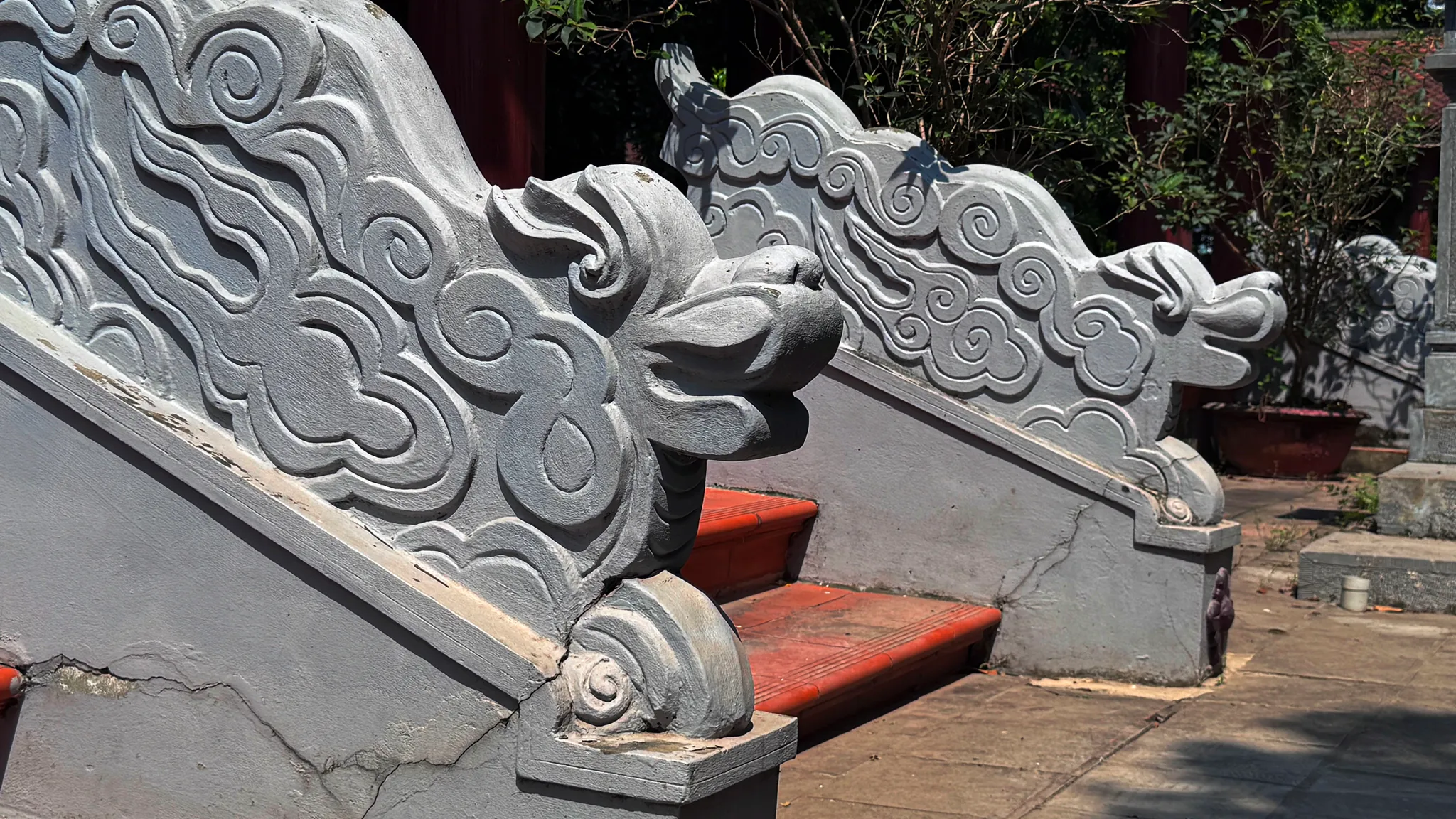Hình tượng rồng trên lối lên gian thờ khu lăng mộ Đức thánh làng Hậu Ái