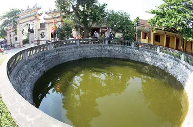 Giếng nước trước Đền Đậu An
