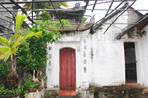 Cửa dẫn ra cửa sau Chùa Đại Phùng