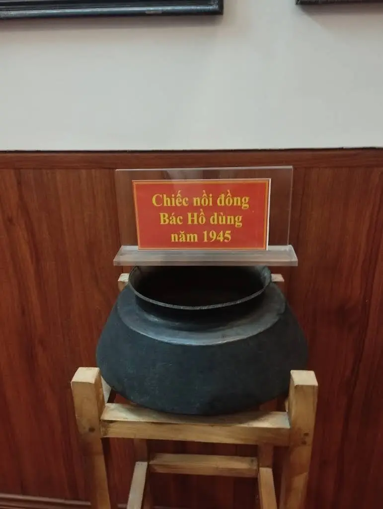 Nồi đồng Bác Hồ dùng năm 1945 tại Địa điểm lưu niệm Chủ tịch Hồ Chí Minh (Nguyễn Thị An)