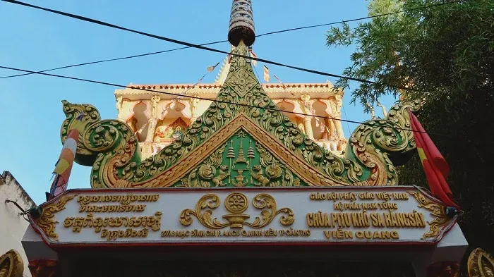 Phía trước Chùa Pitu Khôsa Răngsây