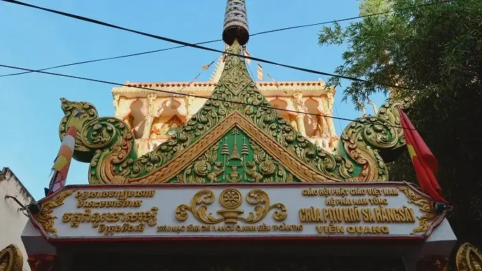 Phía trước Chùa Pitu Khôsa Răngsây
