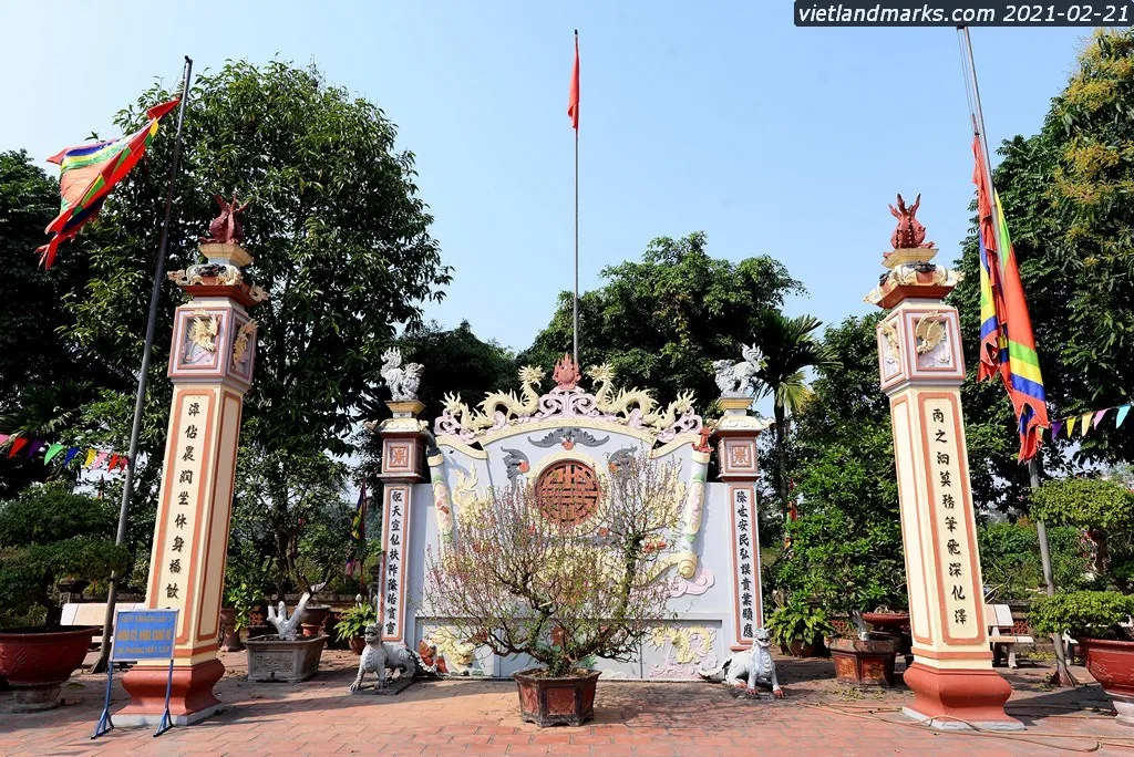 Tấm bình phong tại Đình Linh Đàm