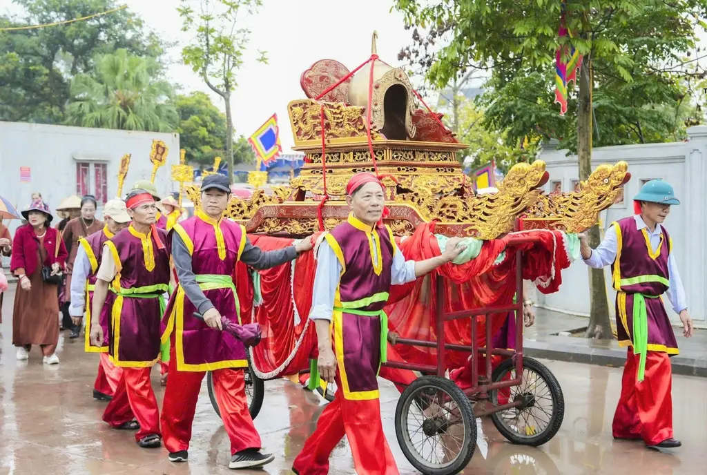 Đoàn rước mũ Lễ hội thờ Đức Triệu Việt Vương