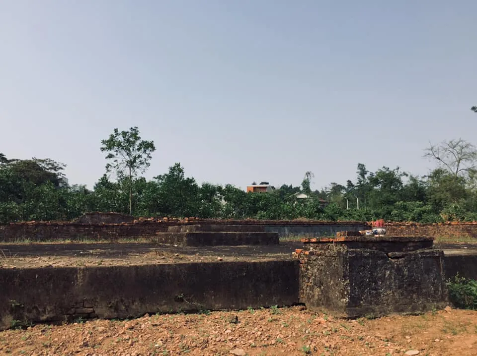 Mộ phần và hương án tại Lăng Chiêu Nghi