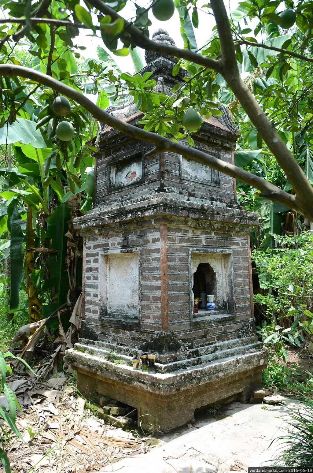 Tháp mộ tại Chùa Chài