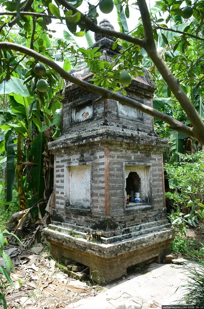 Tháp mộ tại Chùa Chài