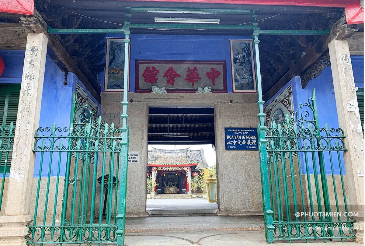 Cổng vào Hội quán Ngũ Bang
