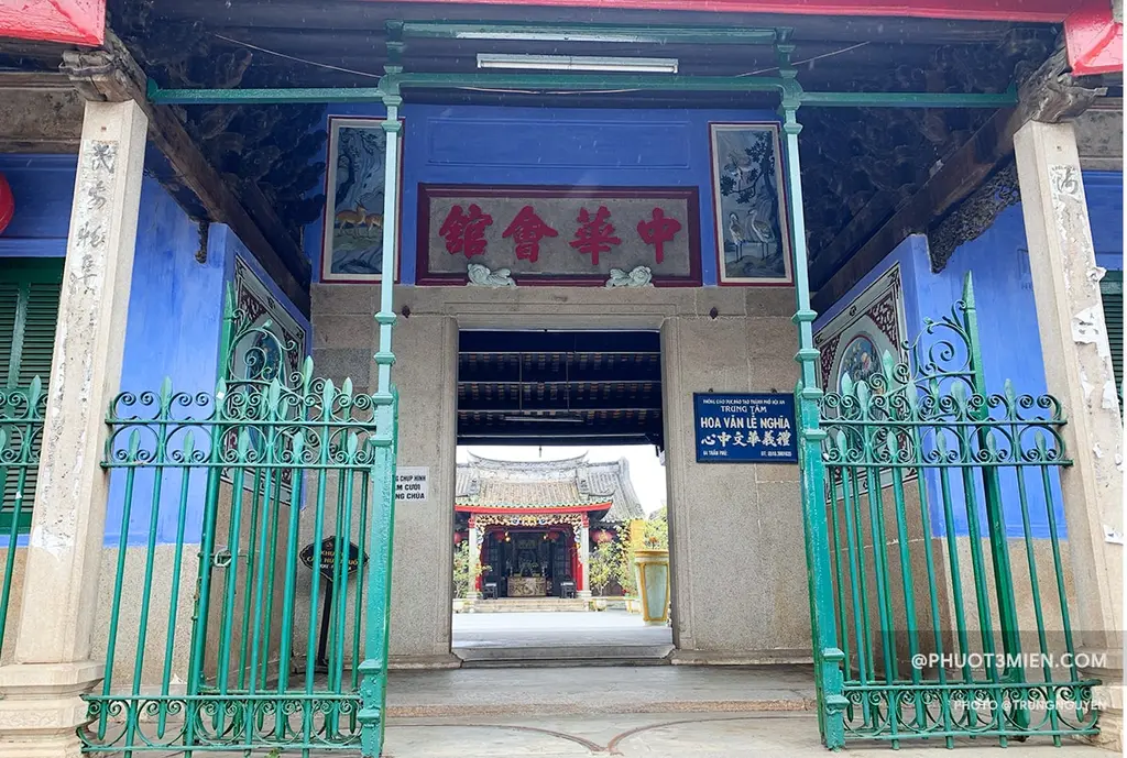 Cổng vào Hội quán Ngũ Bang