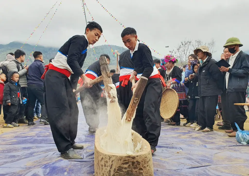 Sôi nổi phần thi giã bánh dầy tại Lễ hội Gầu Tào dân tộc Mông