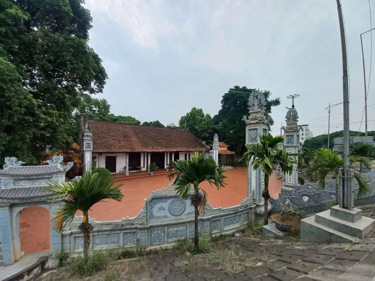 Toàn cảnh Đình Đông Lao nhìn từ trên đê