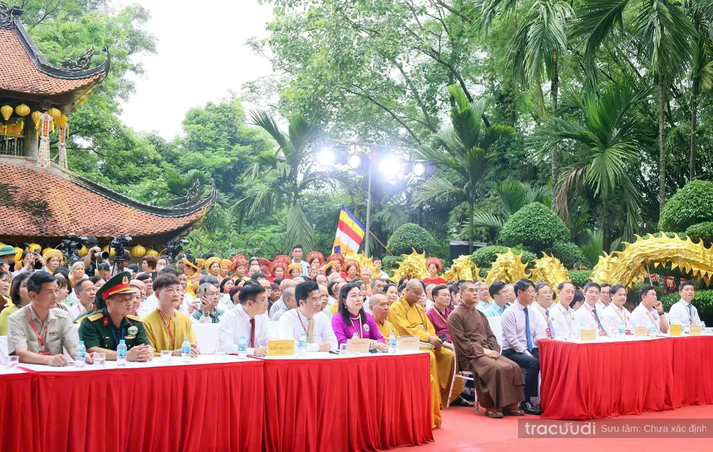Đại biểu tham dự Lễ hội chùa Đọi Sơn
