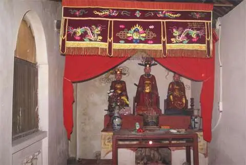 Bên trong Đền Lộng Khê
