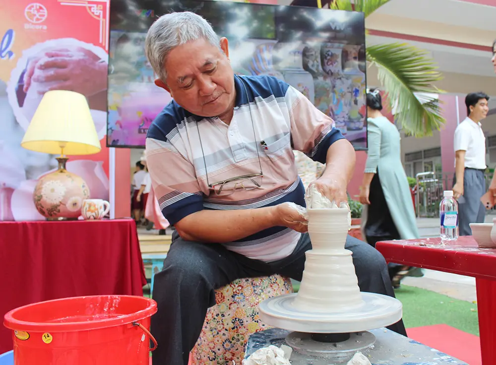 Nghệ nhân gốm Đinh Công Lai đang thực hiện xoay gốm