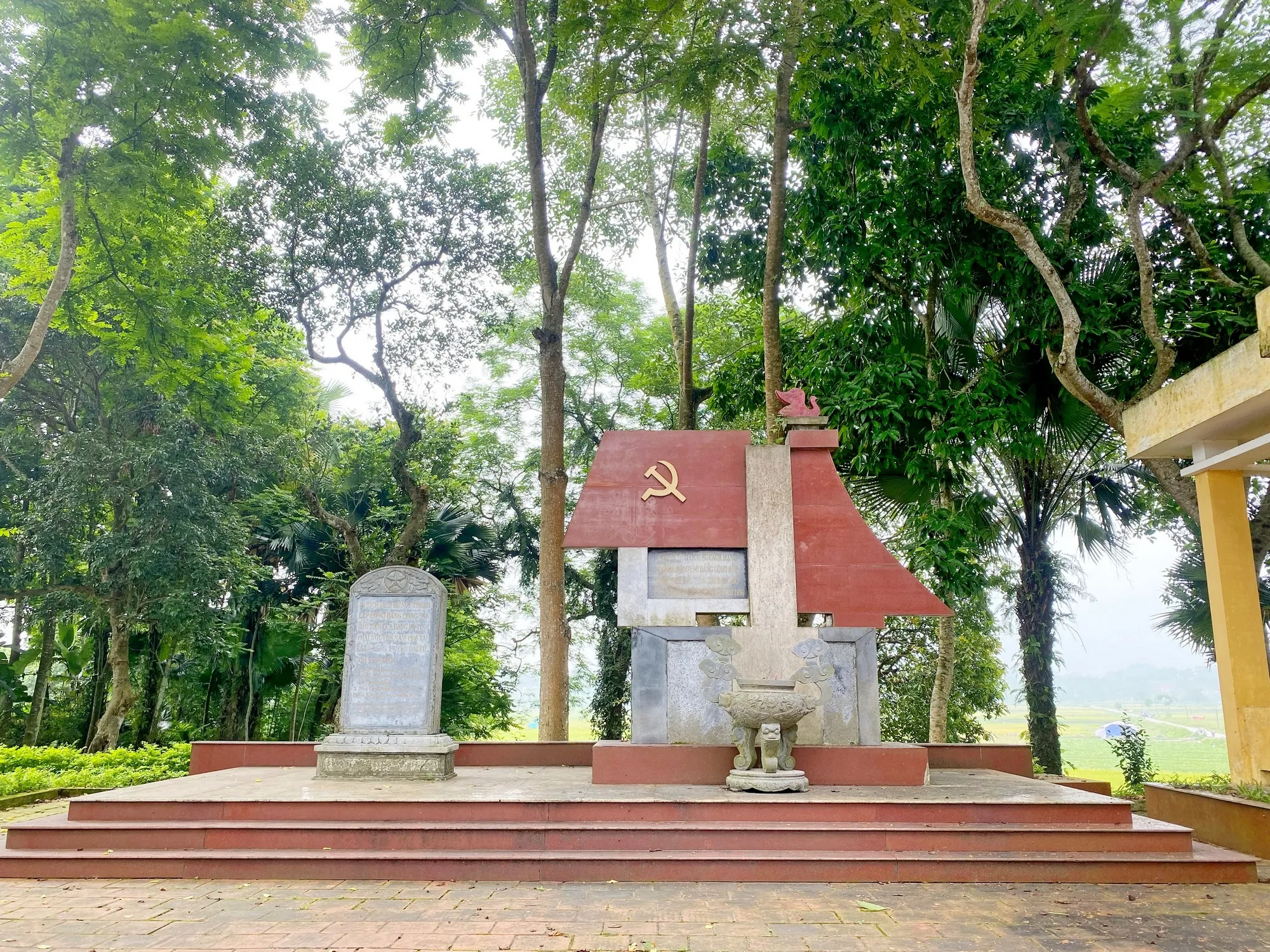 Bia ghi dấu sự kiện Nơi Thành Lập Cơ Sở Đảng Cộng Sản Đầu Tiên Của Đảng Bộ Tỉnh Thái Nguyên Năm 1936