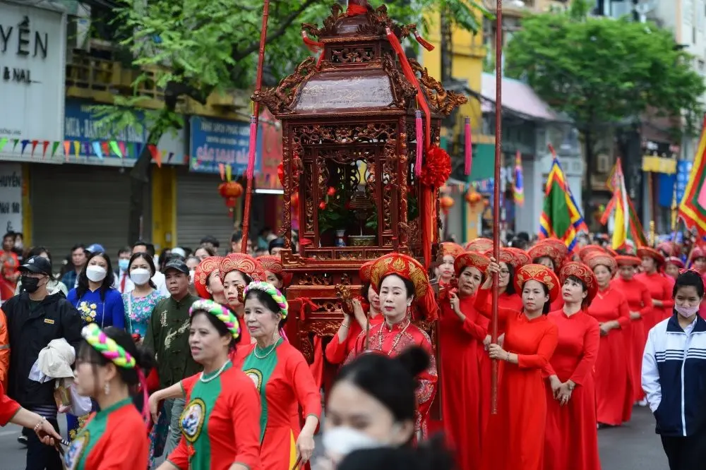 Rước kiệu tại Hội chùa Láng