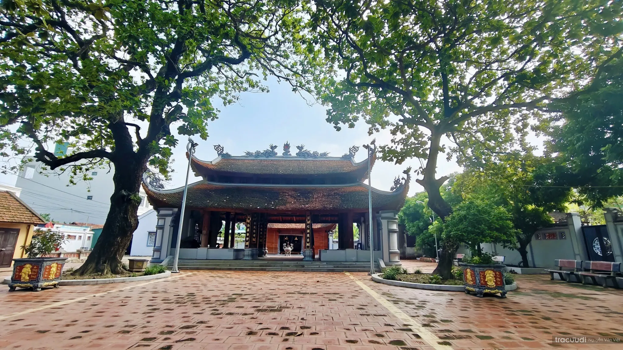 Nhìn từ sân vào tiền tế và hậu cung Đền Trong