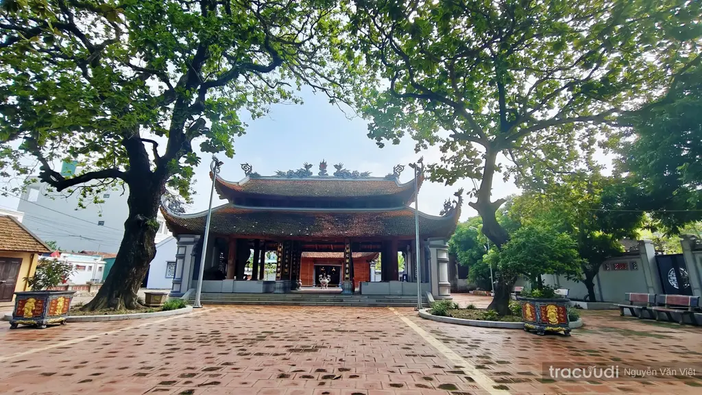 Nhìn từ sân vào tiền tế và hậu cung Đền Trong