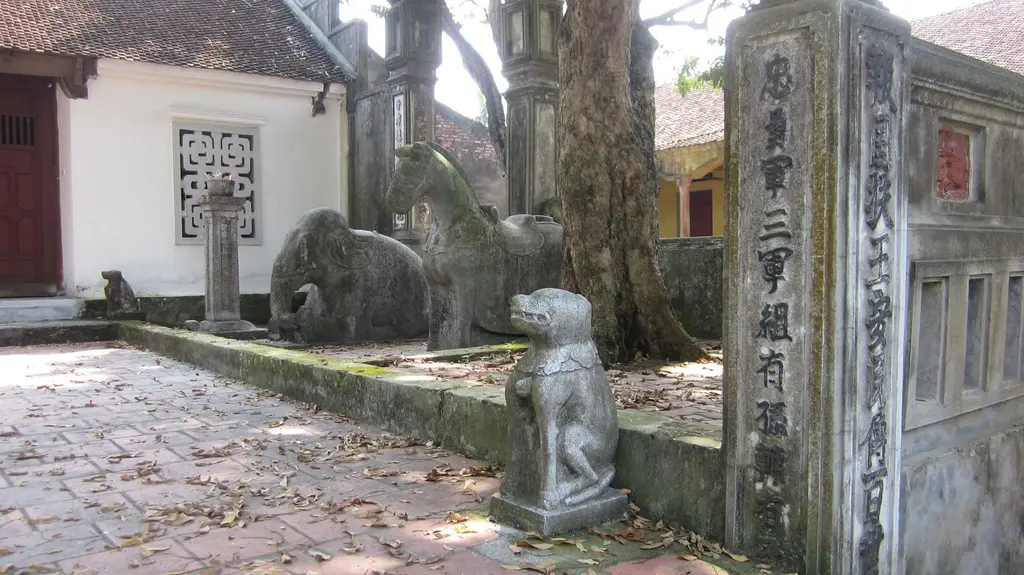 Khuôn viên Miếu Đại Trung