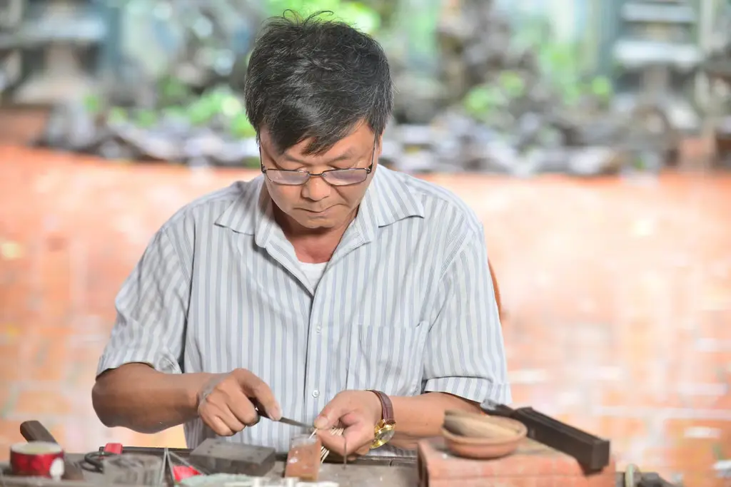 Nghệ nhân Quách Văn Hiểu đang chế tác bạc