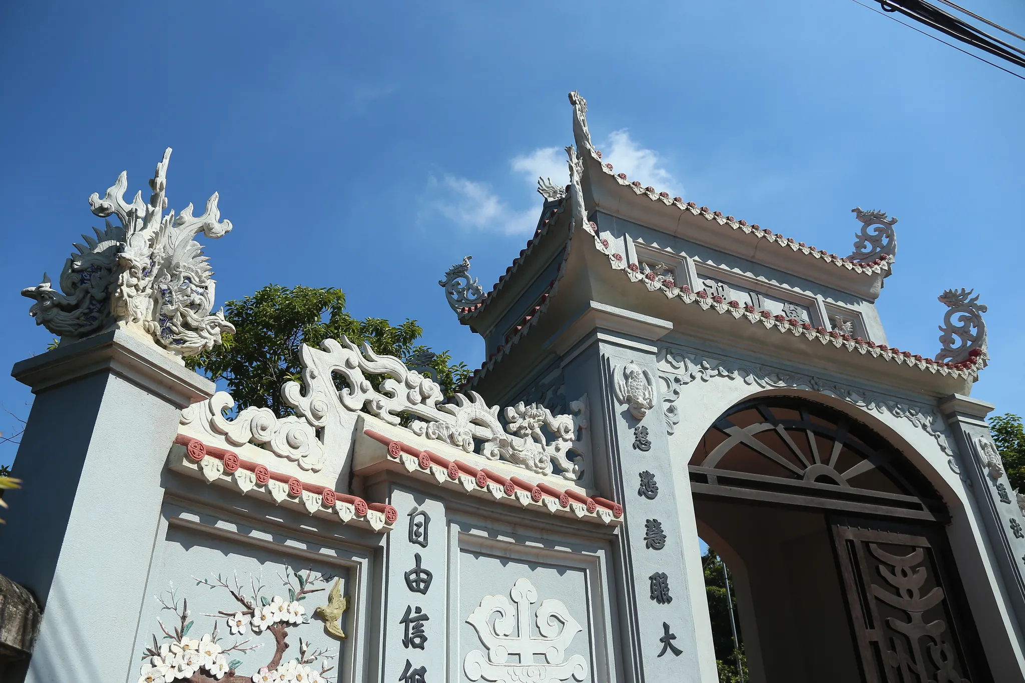 Họa tiết trên cổng tam quan Chùa Hòe Thị (hay Hương Đỗ Tự)