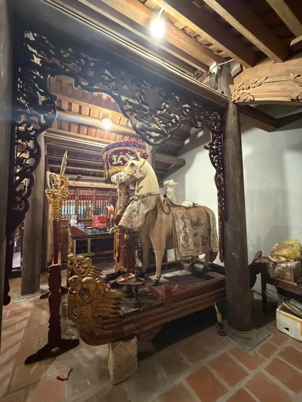 Tượng Ngựa bạch trong đền Thanh Nhàn