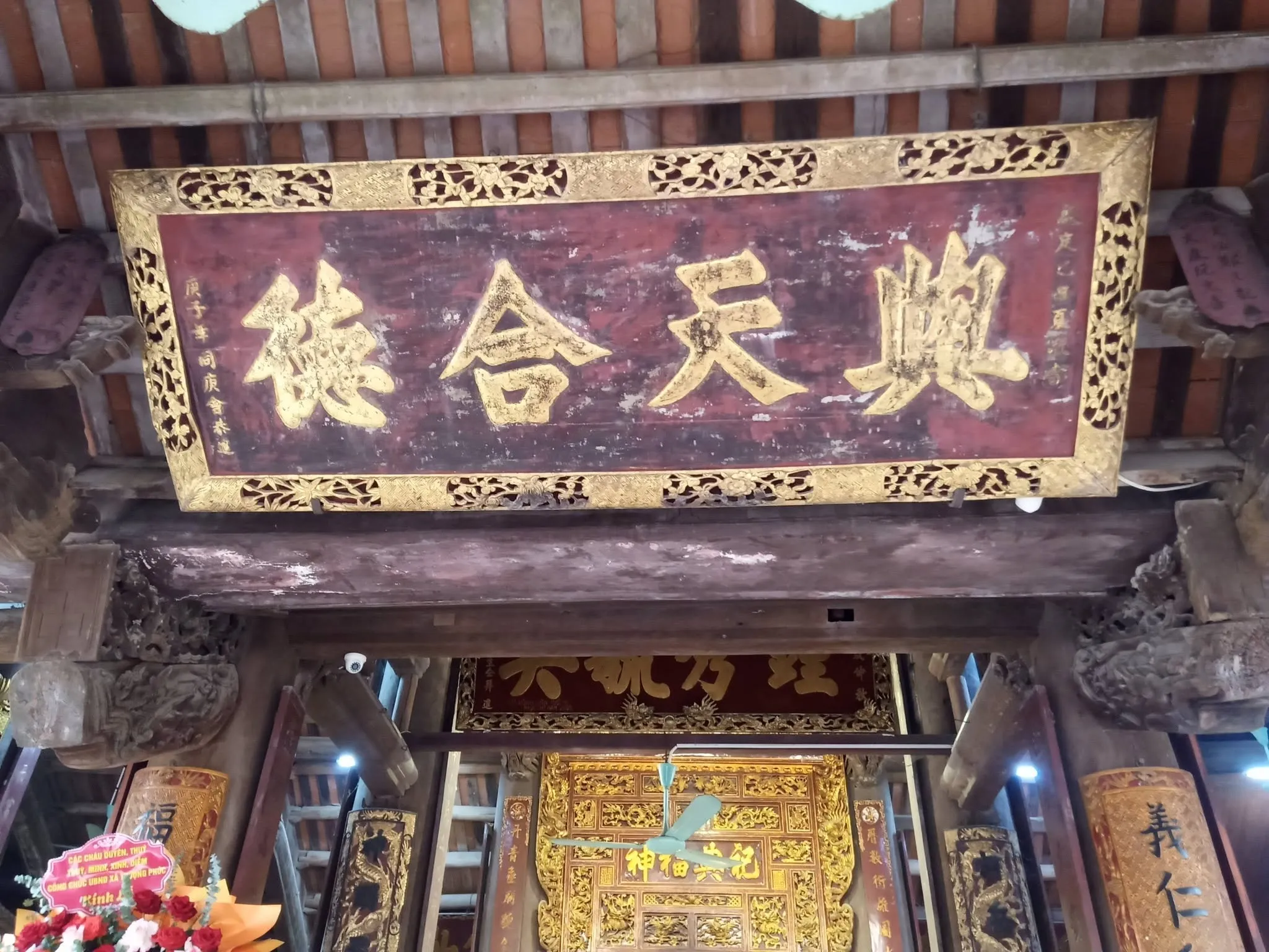 Bức đại tự trong đình làng Cống Xuyên