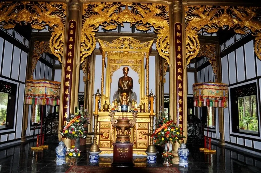 Không gian bên trong Đền Huyền Trân