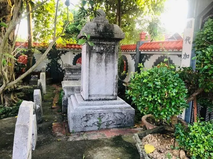 Cảnh quan bia đá và tháp mộ Chùa Trừng Xá