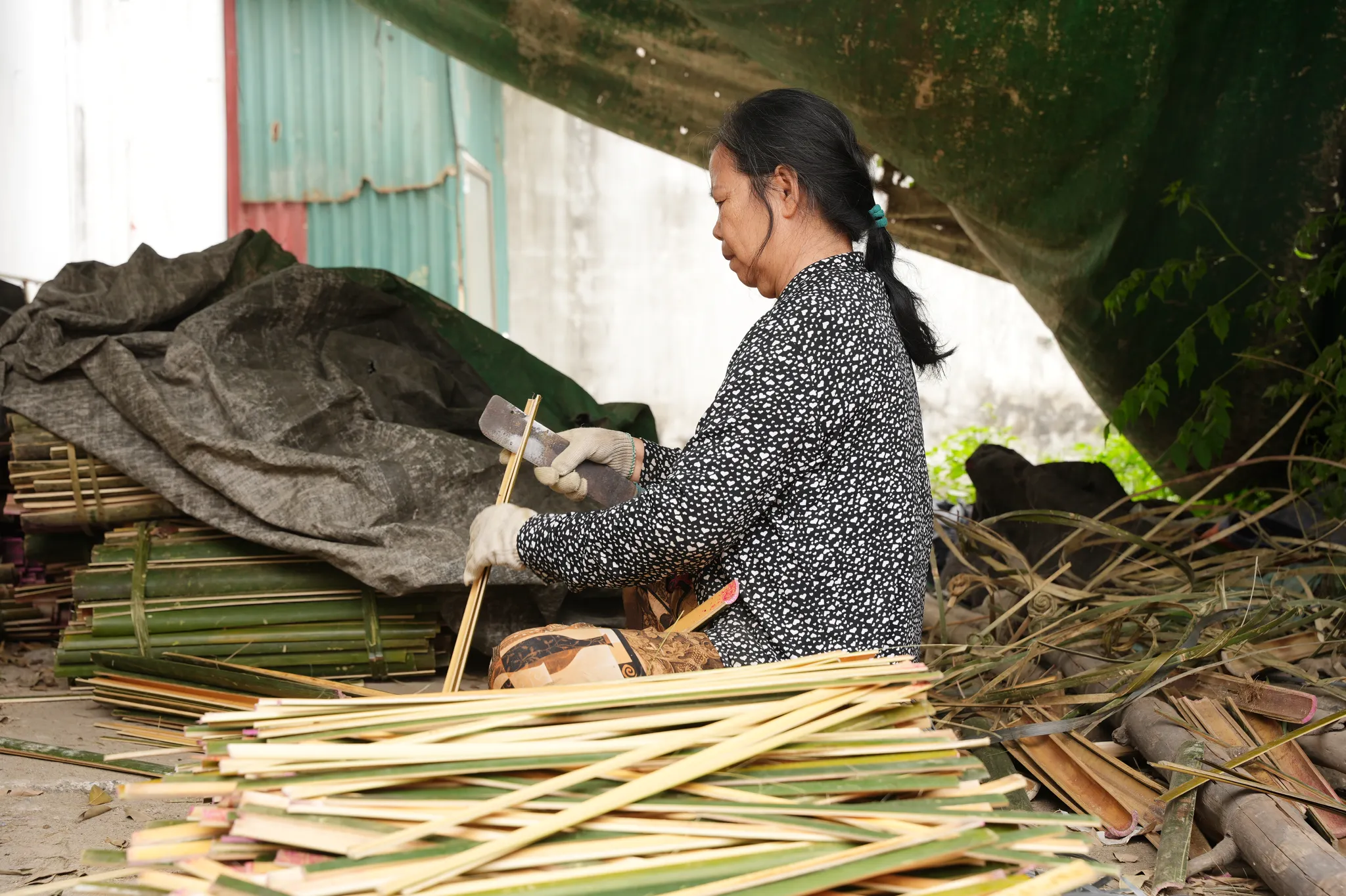 Công đoạn chẻ vầu tại làng tăm hương Quảng Phú Cầu
