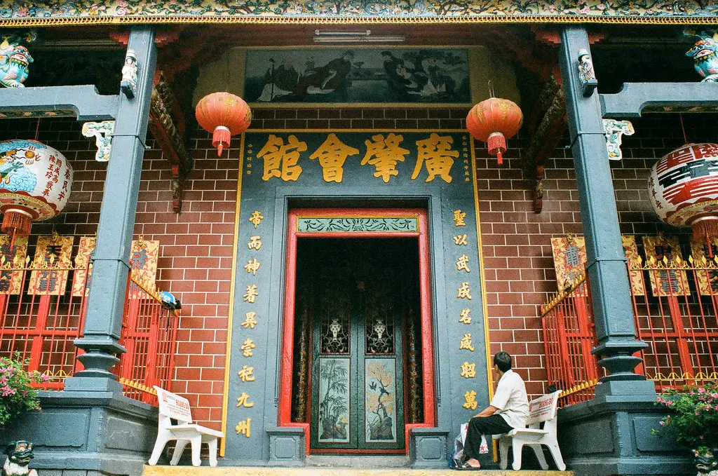 Phía trước Chùa Ông
