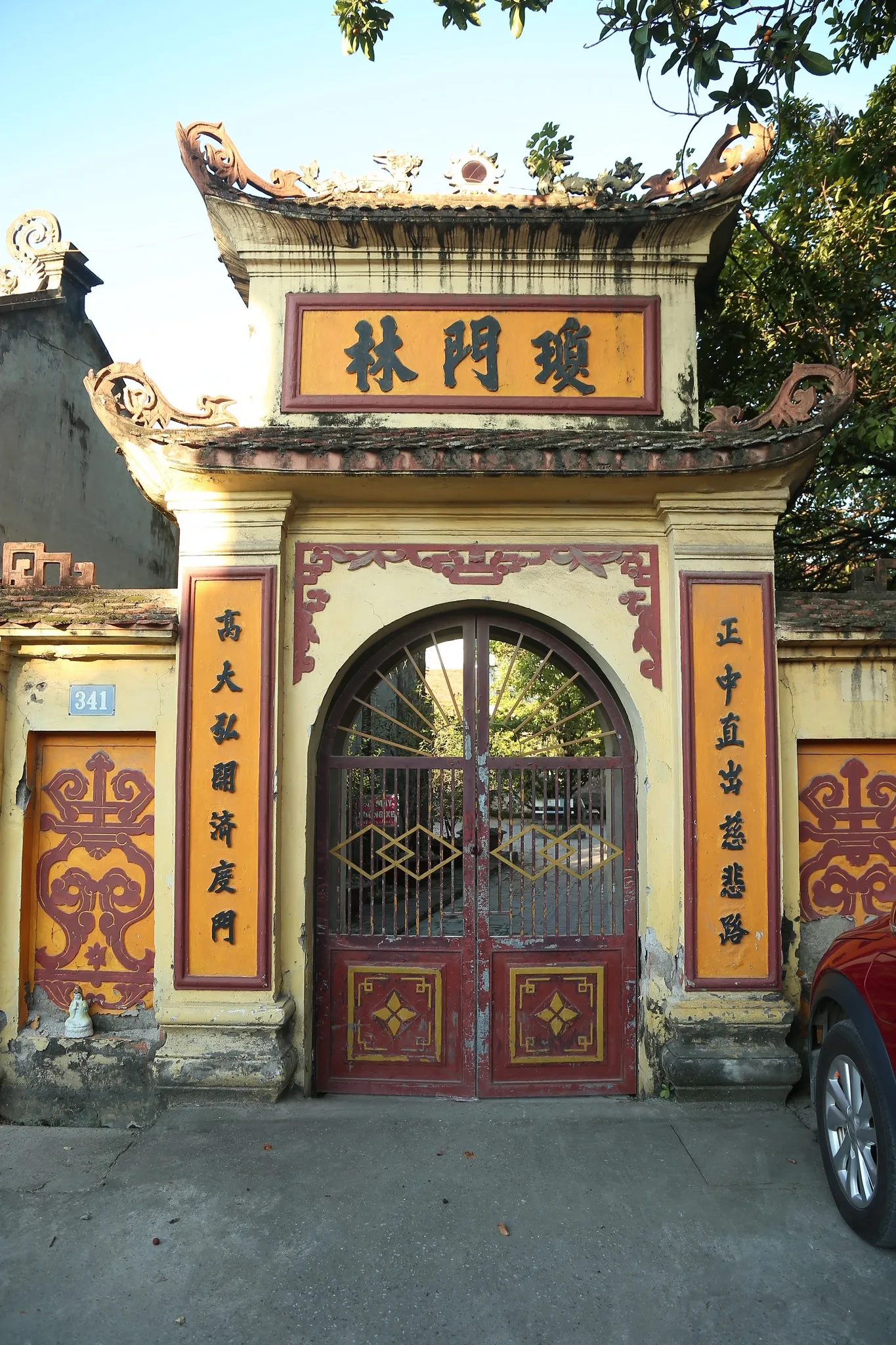 Cổng tam quan Chùa Ngọc Mạch