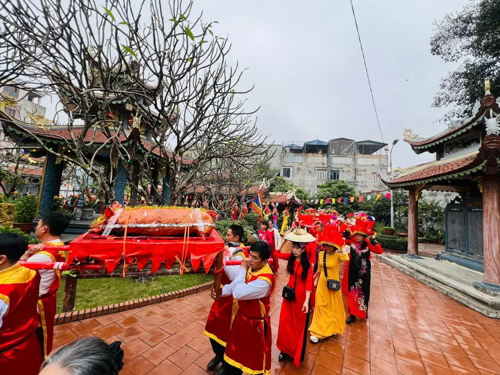 Dâng lễ vật tại Lễ hội lăng miếu Đôn Nghĩa