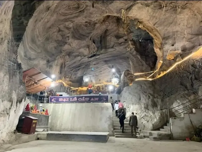 Không gian bên trong Chùa Thạch Long
