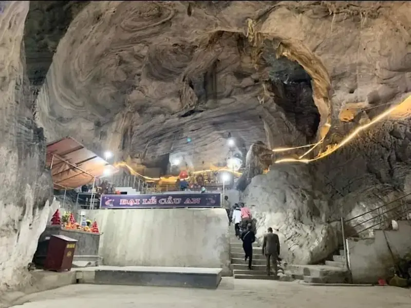 Không gian bên trong Chùa Thạch Long