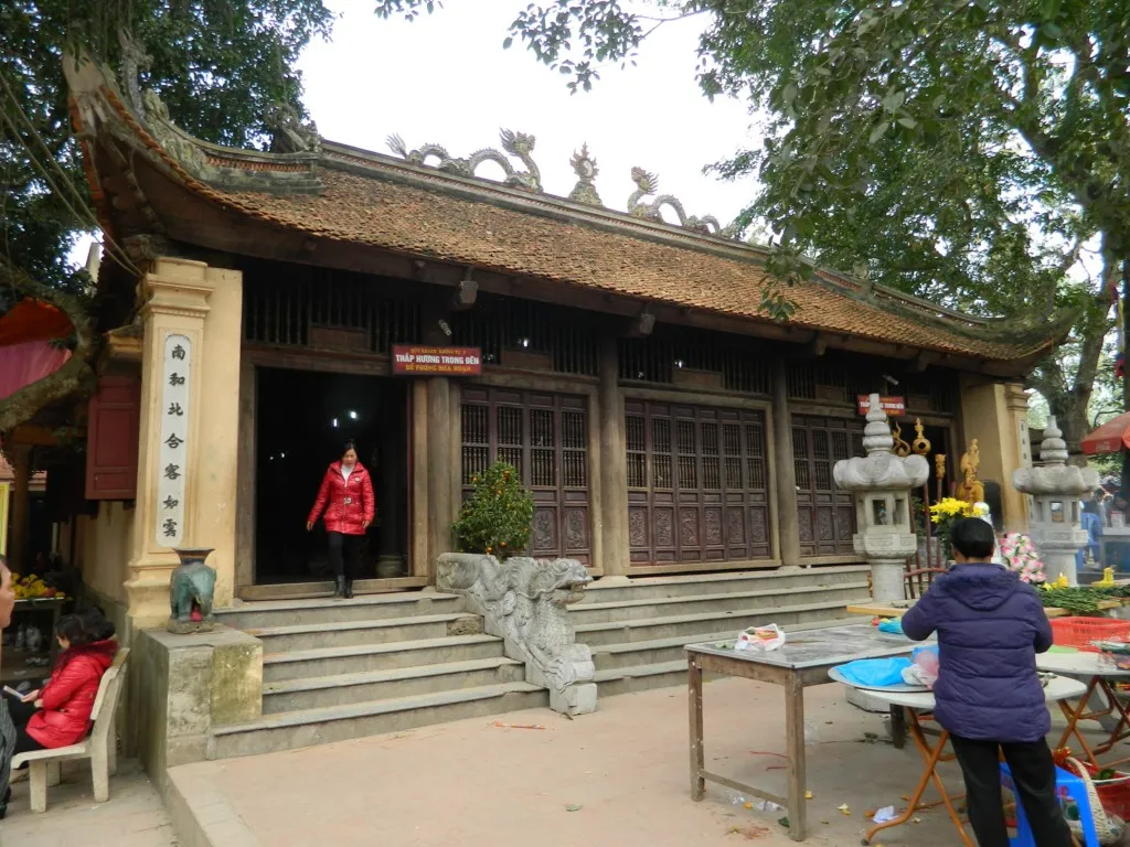 Khuôn viên bên trong Đền Công Đồng Bắc Lệ