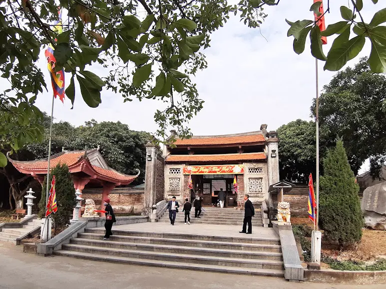 Không gian ngoài cổng đền thờ Trần Nguyên Hãn