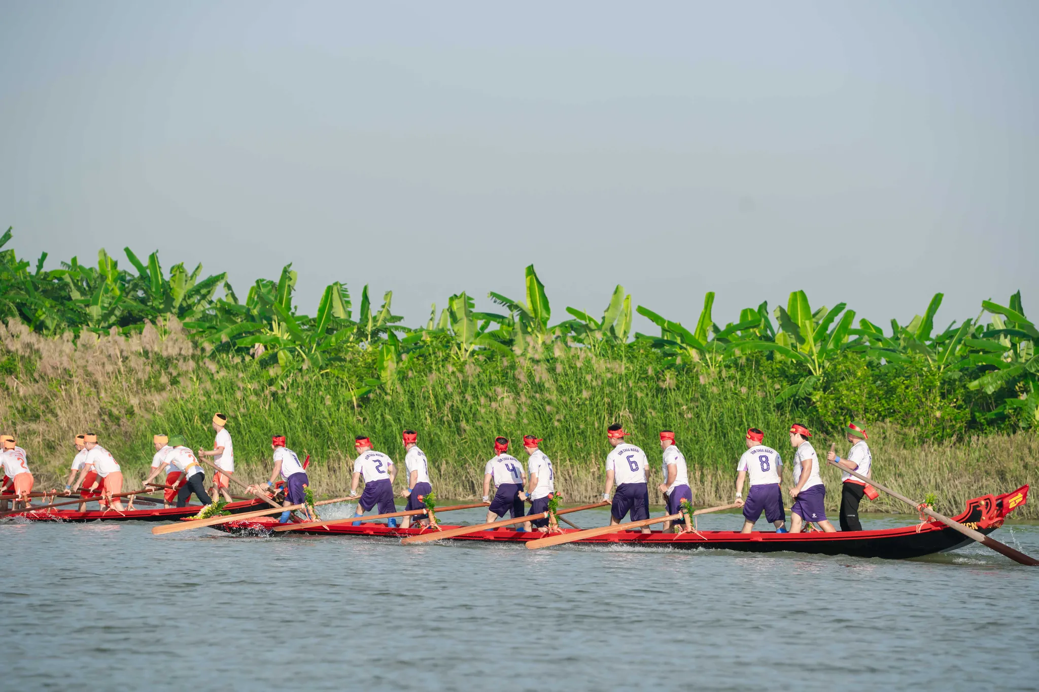 Đội bơi trải đua sức trên sông Ninh Cơ lễ hội chùa Keo Hành Thiện
