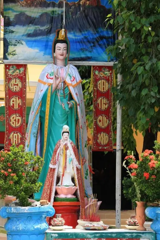 Tượng Quan Thế Âm Bồ Tát tại Chùa Đất Sét