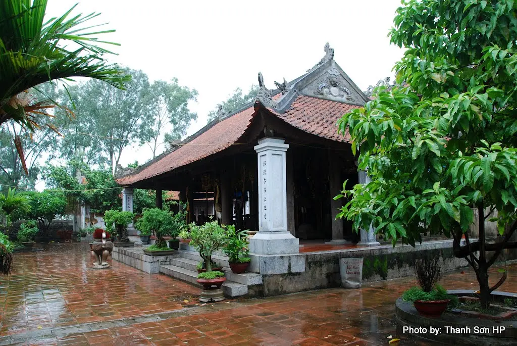 Quang cảnh bên trong sân Đền Cuông