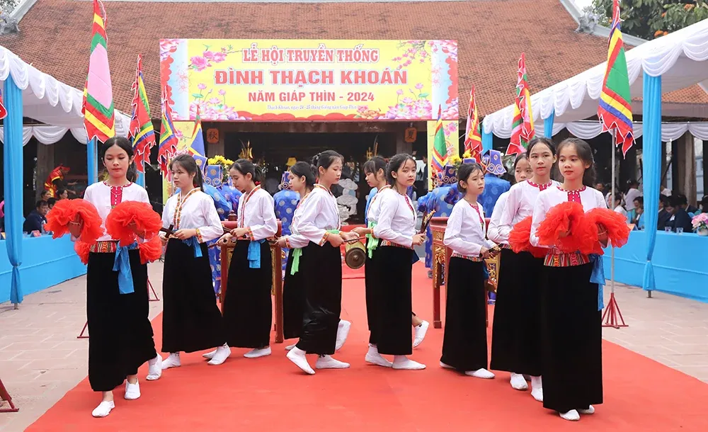 Múa sênh tiền trong Lễ hội đình Thạch Khoán