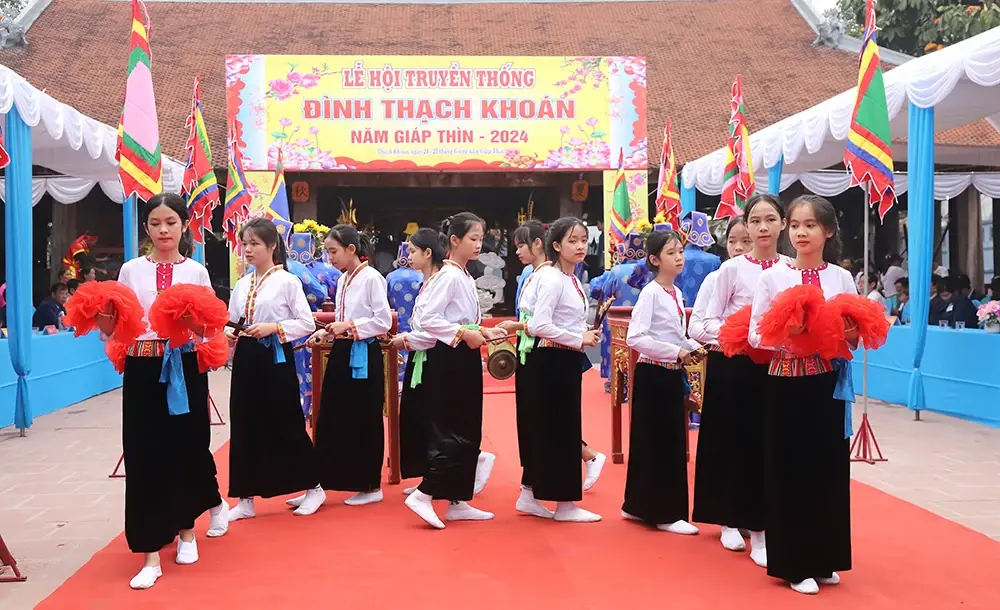 Múa sênh tiền trong Lễ hội đình Thạch Khoán